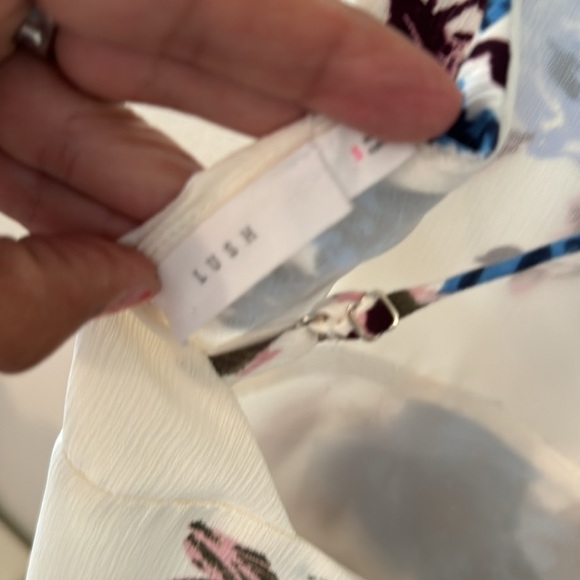 Lush romper spaghetti strap, crisscross back size small - Picture 5 of 5